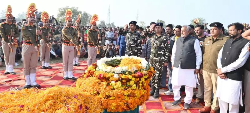 सिरसा गांव में हजारों लोगों ने BSF जवान सुरजीत को अंतिम विदाई दी सिरसा गांव में हजारों लोगों ने BSF जवान सुरजीत को अंतिम विदाई दी