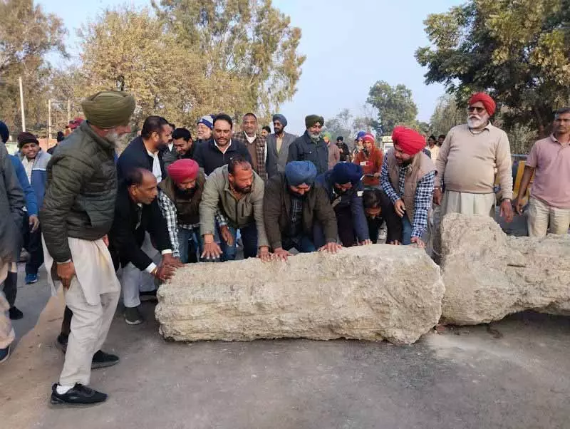 Bathinda में निवासियों ने देरी का विरोध किया, पत्थर हटाकर मुल्तानिया रेलवे ओवरब्रिज खोला Bathinda में निवासियों ने देरी का विरोध किया, पत्थर हटाकर मुल्तानिया रेलवे ओवरब्रिज खोला