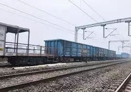 Aurangabad: फेसर स्टेशन के पास मालगाड़ी की 3 बोगियां पटरी से उतरीं Aurangabad: फेसर स्टेशन के पास मालगाड़ी की 3 बोगियां पटरी से उतरीं