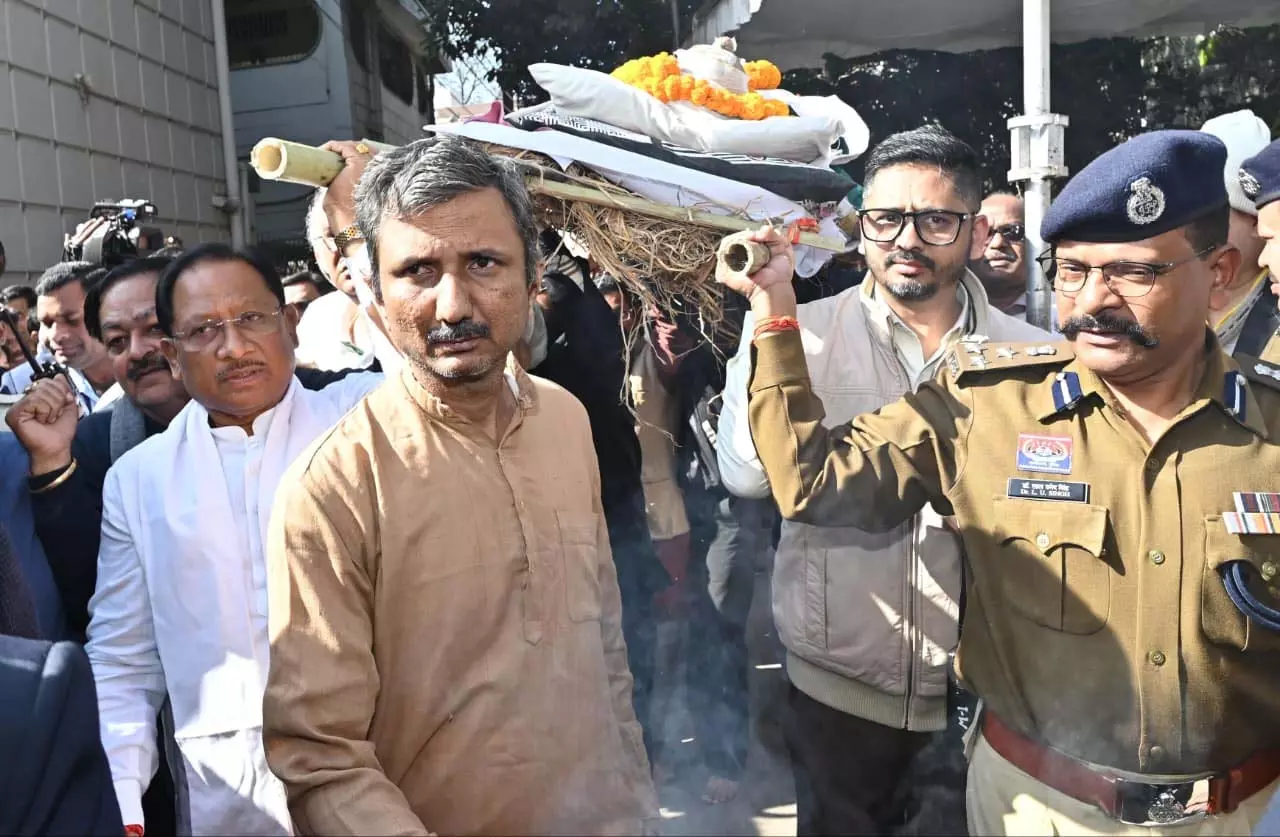 CM साय ने स्वर्गीय शुक्ल के पार्थिव शरीर को कंधा देकर अंतिम विदाई दी CM साय ने स्वर्गीय शुक्ल के पार्थिव शरीर को कंधा देकर अंतिम विदाई दी