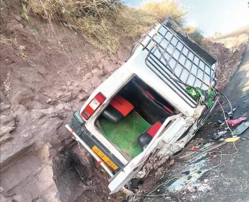 मेंढर में टाटा सूमो खाई में गिरी, 8 लोग घायल मेंढर में टाटा सूमो खाई में गिरी, 8 लोग घायल