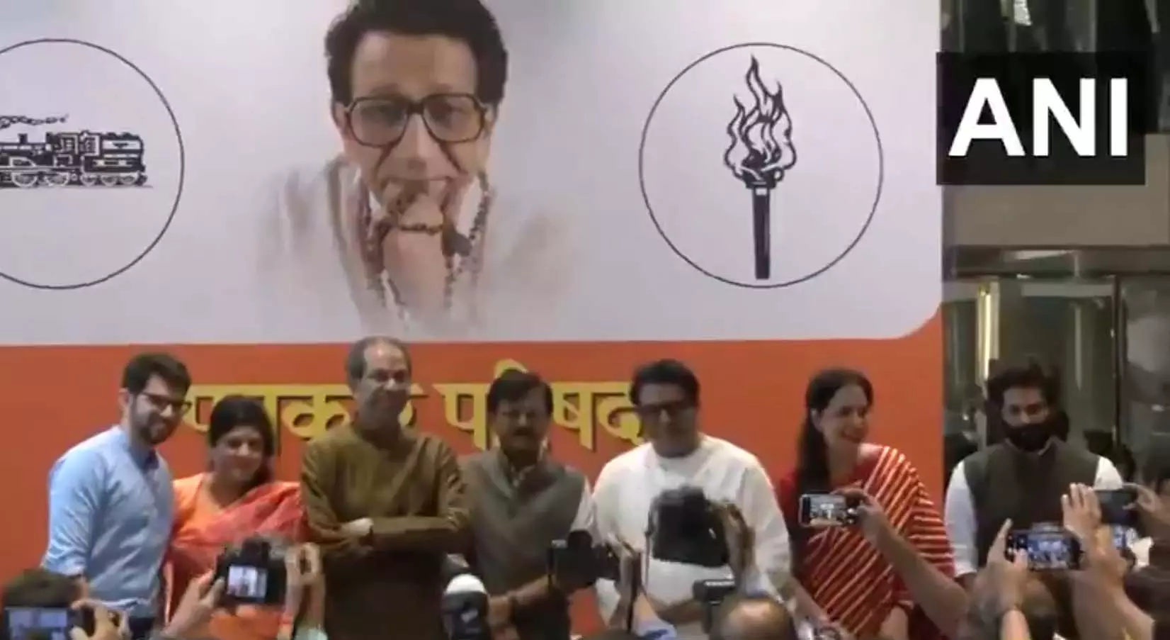 साथ आए ठाकरे ब्रदर्स, गठबंधन का किया ऐलान, प्रेस कॉन्फ्रेंस की बड़ी बातें जानें साथ आए ठाकरे ब्रदर्स, गठबंधन का किया ऐलान, प्रेस कॉन्फ्रेंस की बड़ी बातें जानें