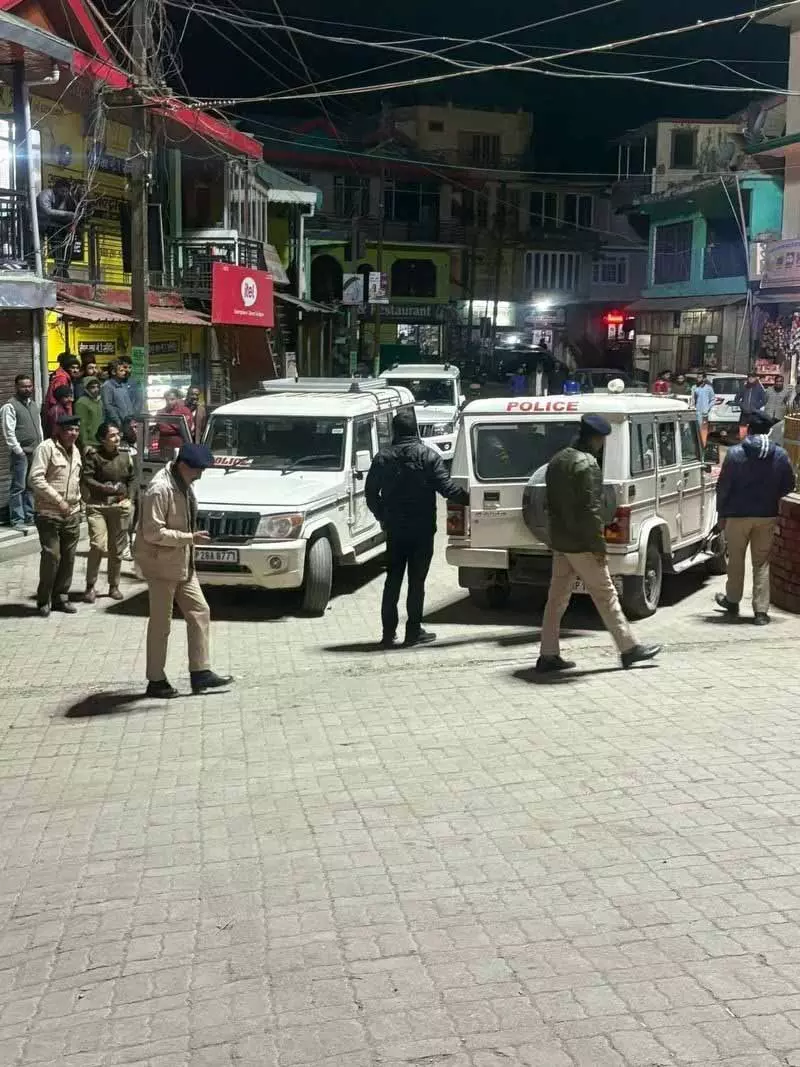 Himachal: पुलिसकर्मी बनकर धोखाधड़ी, हथियार लाइसेंस के नियमों का उल्लंघन करने के आरोप में 2 लोग गिरफ्तार Himachal: पुलिसकर्मी बनकर धोखाधड़ी, हथियार लाइसेंस के नियमों का उल्लंघन करने के आरोप में 2 लोग गिरफ्तार