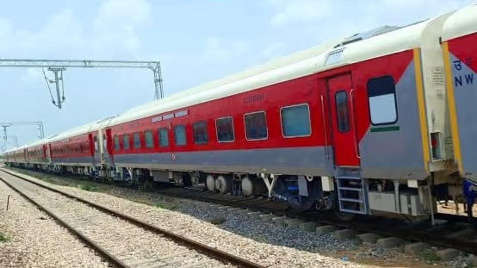 Assam : सिलचर-अगरतला एक्सप्रेस LHB कोच में बदल जाएगी Assam : सिलचर-अगरतला एक्सप्रेस LHB कोच में बदल जाएगी