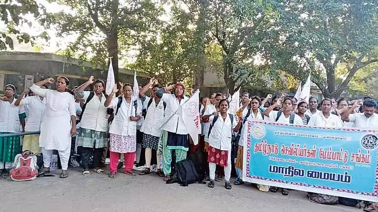 गुडुवनचेरी PHC में तनाव, नर्सों का विरोध प्रदर्शन छठे दिन भी जारी गुडुवनचेरी PHC में तनाव, नर्सों का विरोध प्रदर्शन छठे दिन भी जारी