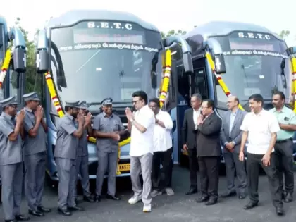 तमिलनाडु CM ने परिवहन सेवाओं का किया अपग्रेड, 20 लग्जरी बसें रवाना तमिलनाडु CM ने परिवहन सेवाओं का किया अपग्रेड, 20 लग्जरी बसें रवाना