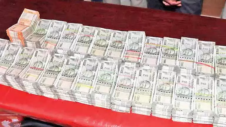 Tamil Nadu: एक व्यक्ति को 56.50 लाख रुपये के संदिग्ध हवाला पैसे के साथ गिरफ्तार किया गया Tamil Nadu: एक व्यक्ति को 56.50 लाख रुपये के संदिग्ध हवाला पैसे के साथ गिरफ्तार किया गया