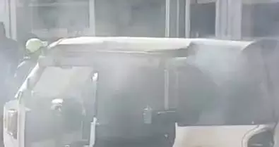 इलेक्ट्रिक ऑटो जलकर खाक, चालक बाल-बाल बचा इलेक्ट्रिक ऑटो जलकर खाक, चालक बाल-बाल बचा