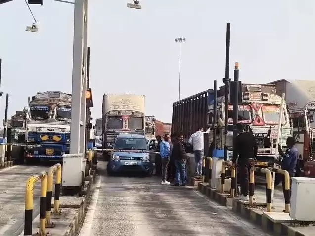 Bareilly: टोल प्लाजा अपडेट में समस्या, वाहन प्रभावित Bareilly: टोल प्लाजा अपडेट में समस्या, वाहन प्रभावित
