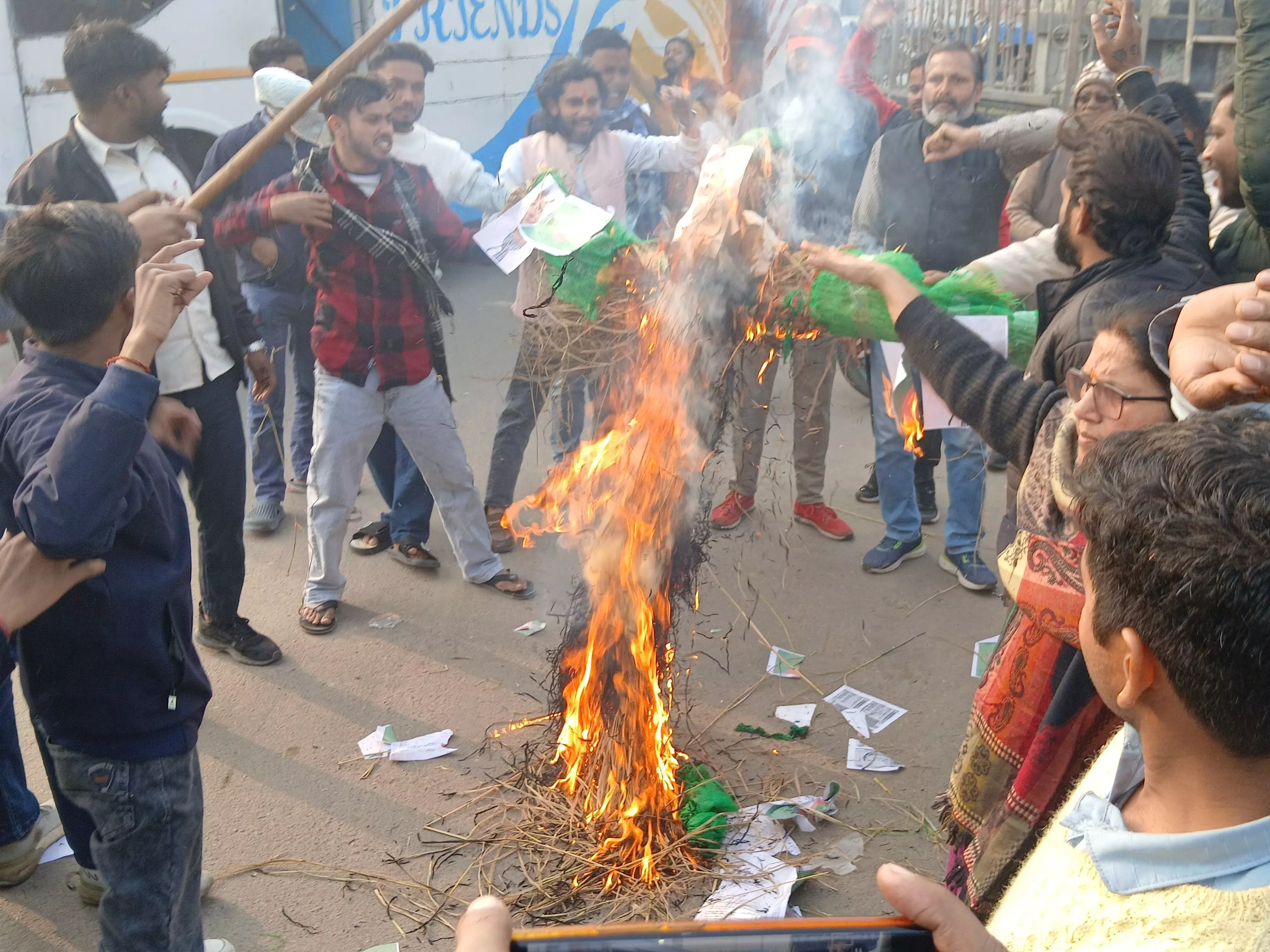 Bareilly: प्रदर्शनकारियों ने बांग्लादेश सरकार का पुतला जलाया Bareilly: प्रदर्शनकारियों ने बांग्लादेश सरकार का पुतला जलाया
