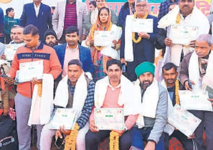 Bareilly: कृषकों को मेले में सम्मान और नई तकनीकें सिखाई गईं Bareilly: कृषकों को मेले में सम्मान और नई तकनीकें सिखाई गईं