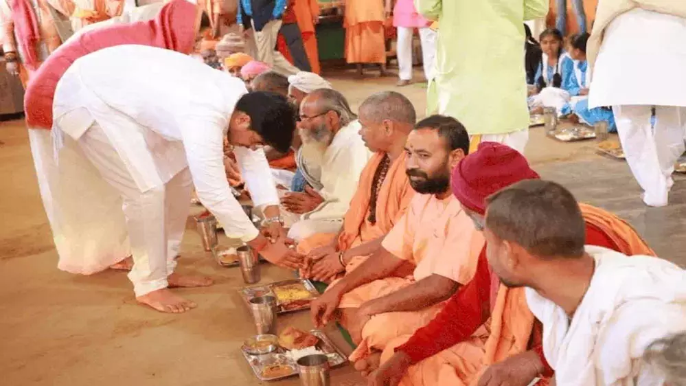 Khandva: सीएम मोहन यादव के बेटे-बहू ने धार्मिक परंपरा निभाई Khandva: सीएम मोहन यादव के बेटे-बहू ने धार्मिक परंपरा निभाई