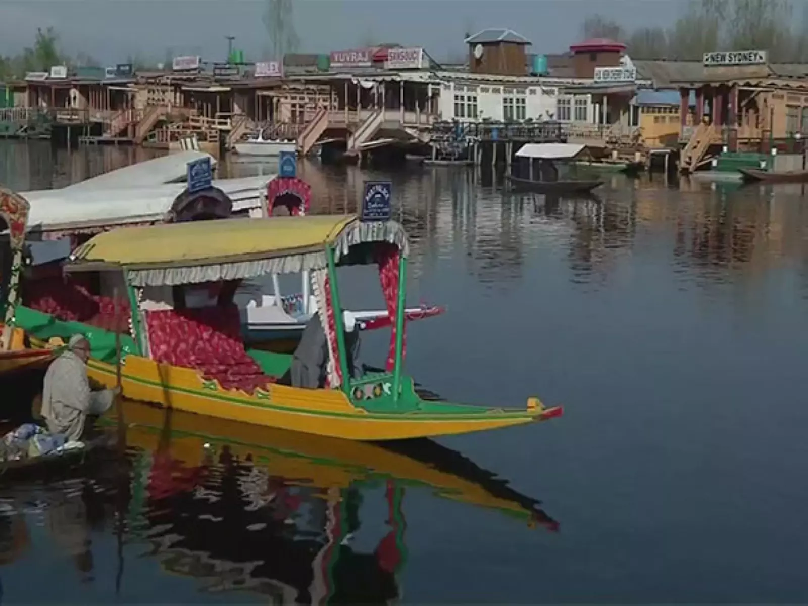 Srinagar में बर्फीली हवाओं के बीच लोग ठंड से बचाव कर रहे Srinagar में बर्फीली हवाओं के बीच लोग ठंड से बचाव कर रहे