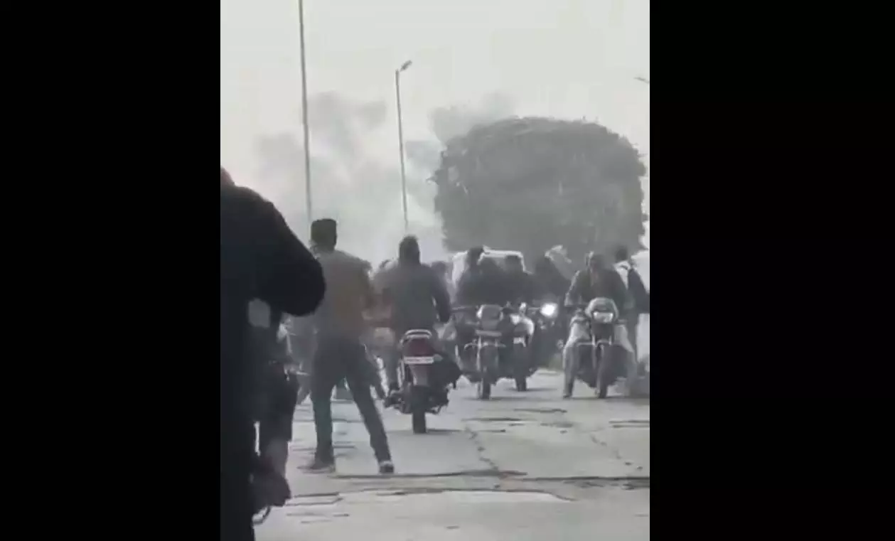 पुलिस पेशी के लिए कोर्ट ले जा रही थी...कुख्यात बदमाश पर गोलीबारी, अफरातफरी पुलिस पेशी के लिए कोर्ट ले जा रही थी...कुख्यात बदमाश पर गोलीबारी, अफरातफरी