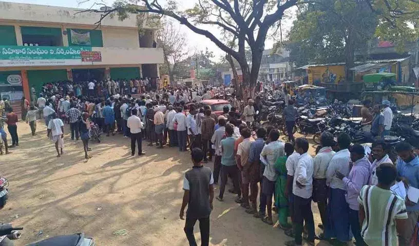 Narasimhulapeta में यूरिया की कमी: किसान PACS ऑफिस के बाहर लाइन में लगे Narasimhulapeta में यूरिया की कमी: किसान PACS ऑफिस के बाहर लाइन में लगे