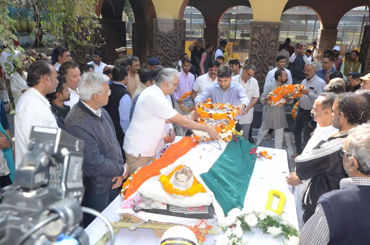 छत्तीसगढ़ के माटीपुत्र साहित्यकार विनोद कुमार शुक्ल को राजकीय सम्मान के साथ अंतिम विदाई छत्तीसगढ़ के माटीपुत्र साहित्यकार विनोद कुमार शुक्ल को राजकीय सम्मान के साथ अंतिम विदाई