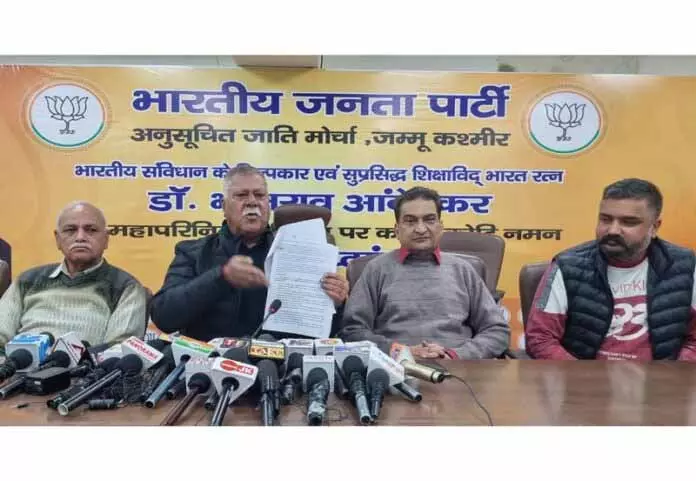 Sukhnandan ने सरकार से छम्ब से 1971 में विस्थापित हुए परिवारों की समस्या को हल करने की अपील की Sukhnandan ने सरकार से छम्ब से 1971 में विस्थापित हुए परिवारों की समस्या को हल करने की अपील की