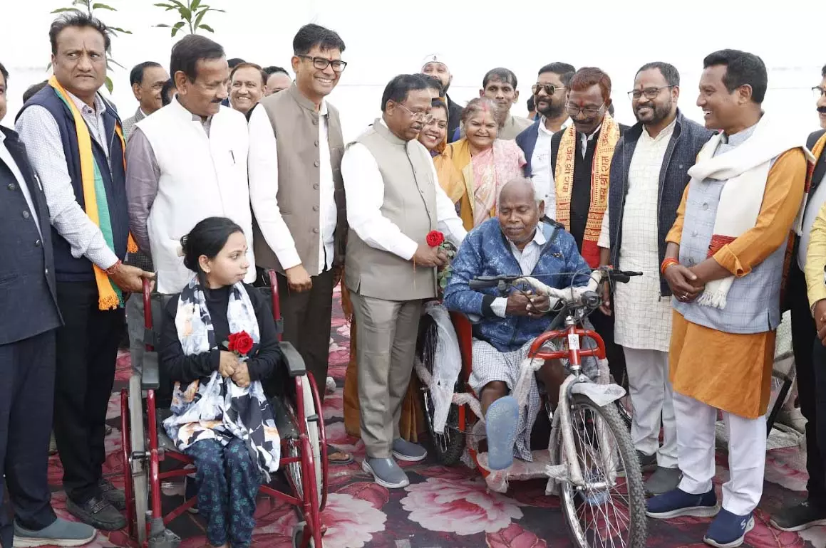 प्रभारी मंत्री एवं वित्त मंत्री के हाथों सहायक उपकरण पाकर दिव्यांगजनों के खिले चेहरे प्रभारी मंत्री एवं वित्त मंत्री के हाथों सहायक उपकरण पाकर दिव्यांगजनों के खिले चेहरे