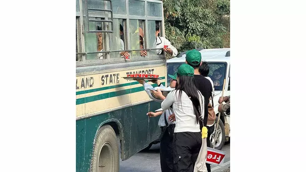 Nagaland : केबीसी ने यात्रियों को रिफ्रेशमेंट बांटा Nagaland : केबीसी ने यात्रियों को रिफ्रेशमेंट बांटा