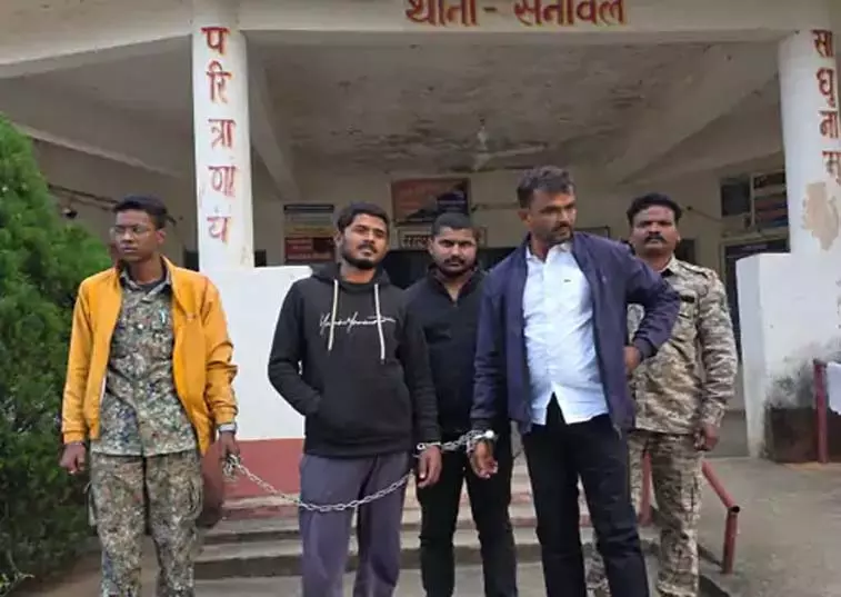CG: छेड़खानी, मारपीट, लूट और धमकी मामले में तीन आरोपी गिरफ्तार CG: छेड़खानी, मारपीट, लूट और धमकी मामले में तीन आरोपी गिरफ्तार
