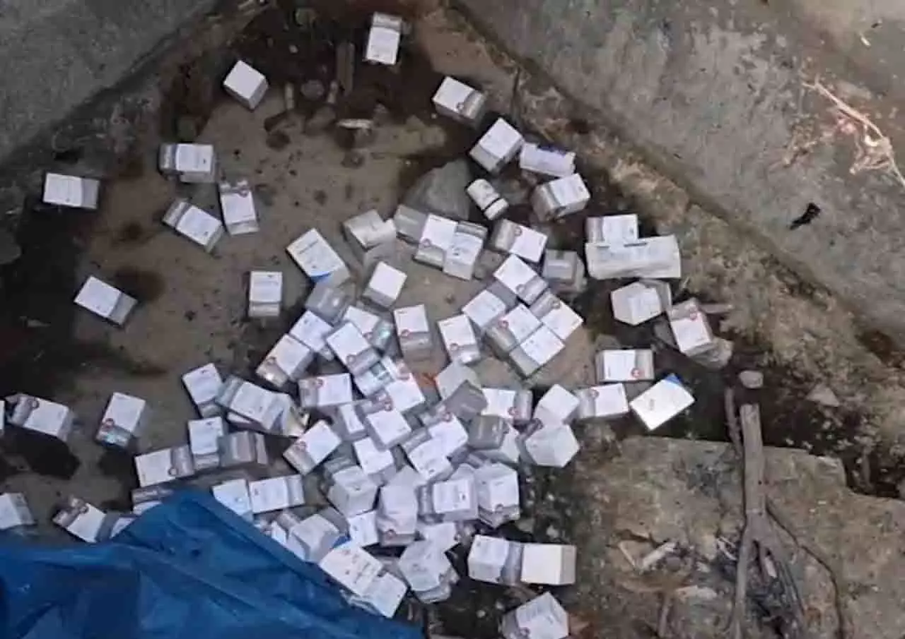 बालासोर के बहनागा PHC में कथित तौर पर सरकारी दवाइयां जला दी गईं बालासोर के बहनागा PHC में कथित तौर पर सरकारी दवाइयां जला दी गईं