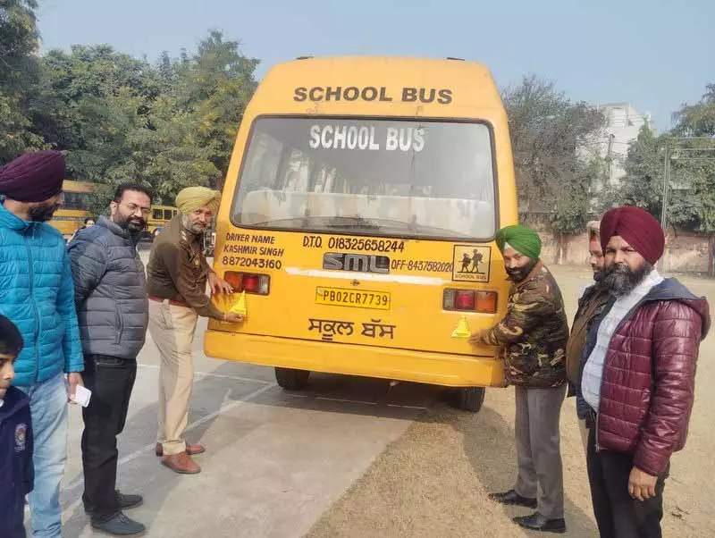 Amritsar में चेकिंग के दौरान एक स्कूल बस जब्त, दूसरी का चालान काटा गया Amritsar में चेकिंग के दौरान एक स्कूल बस जब्त, दूसरी का चालान काटा गया