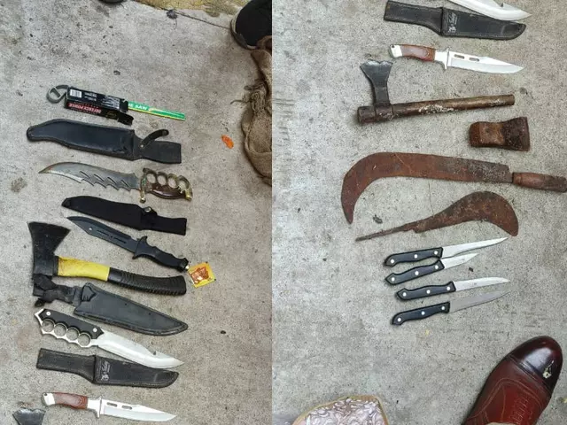 Police ने व्यवसायी की हत्या मामले में हिस्ट्रीशीटर के घरों पर मारा छापा, चाकू जब्त Police ने व्यवसायी की हत्या मामले में हिस्ट्रीशीटर के घरों पर मारा छापा, चाकू जब्त