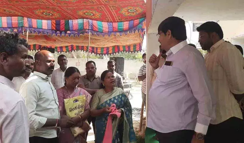 कदियाम श्रीहरि की बैठक में प्रोटोकॉल उल्लंघन पर BRS सरपंचों ने विरोध प्रदर्शन किया कदियाम श्रीहरि की बैठक में प्रोटोकॉल उल्लंघन पर BRS सरपंचों ने विरोध प्रदर्शन किया