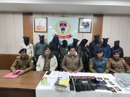 नौ साइबर क्रिमिनल गिरफ्तार, चारपहिया वाहन और 27 मोबाइल बरामद नौ साइबर क्रिमिनल गिरफ्तार, चारपहिया वाहन और 27 मोबाइल बरामद