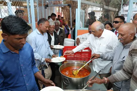 गांधीनगर सिविल हॉस्पिटल में मुख्यमंत्री ने मरीजों के रिश्तेदारों को अपने हाथों से परोसा खाना गांधीनगर सिविल हॉस्पिटल में मुख्यमंत्री ने मरीजों के रिश्तेदारों को अपने हाथों से परोसा खाना