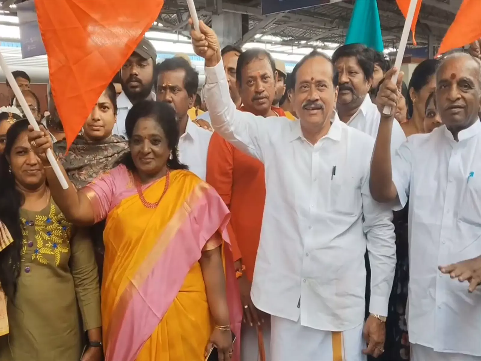 1,300 श्रद्धालुओं को लेकर विशेष ट्रेन छह दिवसीय काशी तीर्थयात्रा के लिए चेन्नई से रवाना हुई 1,300 श्रद्धालुओं को लेकर विशेष ट्रेन छह दिवसीय काशी तीर्थयात्रा के लिए चेन्नई से रवाना हुई