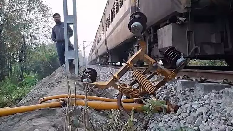 Pantograph टूटने से बामनहाट-अलीपुरद्वार में ट्रेन सेवाएं बाधित हुईं Pantograph टूटने से बामनहाट-अलीपुरद्वार में ट्रेन सेवाएं बाधित हुईं