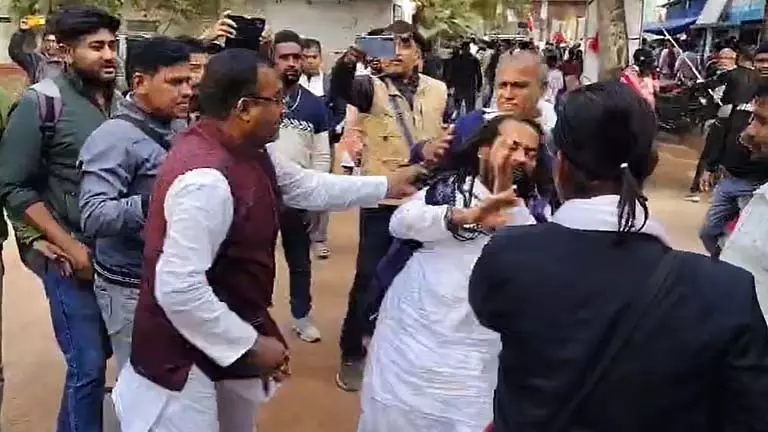 Thakurnagar में भक्त की पिटाई, शांतनु-शिबिर के खिलाफ शिकायत Thakurnagar में भक्त की पिटाई, शांतनु-शिबिर के खिलाफ शिकायत