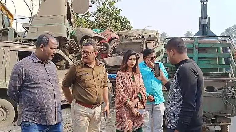 Sonarpur Flyover से लावारिस गाड़ियां हटाई गईं, लंबे समय से चली आ रही समस्या का समाधान हुआ Sonarpur Flyover से लावारिस गाड़ियां हटाई गईं, लंबे समय से चली आ रही समस्या का समाधान हुआ