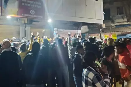 ज्वेलरी शॉप में लूट, विरोध करने पर दुकानदार को मारी गोली ज्वेलरी शॉप में लूट, विरोध करने पर दुकानदार को मारी गोली
