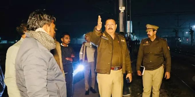 BREAKING: तेज रफ्तार ट्रेन ने उड़ा दिया परिवार, 5 की दर्दनाक मौत BREAKING: तेज रफ्तार ट्रेन ने उड़ा दिया परिवार, 5 की दर्दनाक मौत