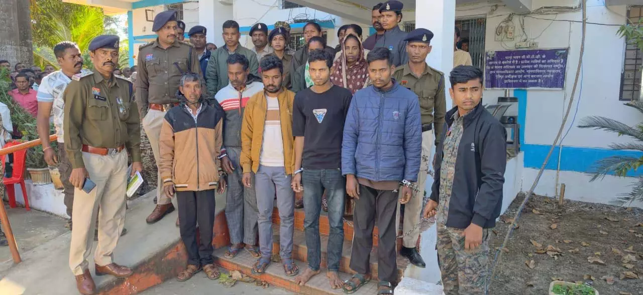 CG BREAKING: महिला और उसके 3 वर्षीय बालक की निर्मम हत्या, 7 आरोपी गिरफ्तार CG BREAKING: महिला और उसके 3 वर्षीय बालक की निर्मम हत्या, 7 आरोपी गिरफ्तार
