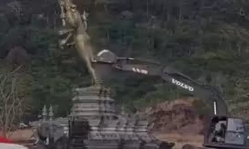 Cambodia: तोड़ी गई भगवान विष्णु की मूर्ति, भारत ने दिया जवाब Cambodia: तोड़ी गई भगवान विष्णु की मूर्ति, भारत ने दिया जवाब