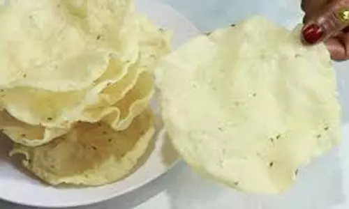 Rice Flour Papad : घर पर बनाएं लाइट और क्रिस्पी चावल के आटे के पापड़ Rice Flour Papad : घर पर बनाएं लाइट और क्रिस्पी चावल के आटे के पापड़