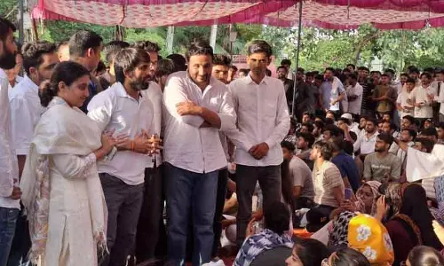 डिविजनल कमिश्नर ने पत्नी की नियुक्ति को लेकर HAU के VC पर आरोप लगाया।