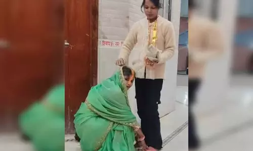 2 लड़कियों ने की शादी, सोशल मीडिया पर तहलका मचा 2 लड़कियों ने की शादी, सोशल मीडिया पर तहलका मचा