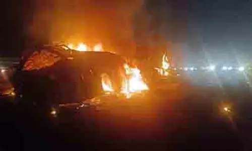 ट्रक से टक्कर के बाद बस में आग लगी, 9 लोगों की मौत, पीएम मोदी ने दुख जताया ट्रक से टक्कर के बाद बस में आग लगी, 9 लोगों की मौत, पीएम मोदी ने दुख जताया