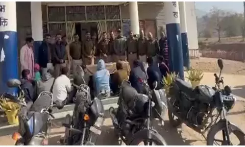 OMG! पुलिस ने दबोचे 9 ठग, गिरोह गड़े हुए धन का लालच देकर लोगों को बनाता शिकार OMG! पुलिस ने दबोचे 9 ठग, गिरोह गड़े हुए धन का लालच देकर लोगों को बनाता शिकार