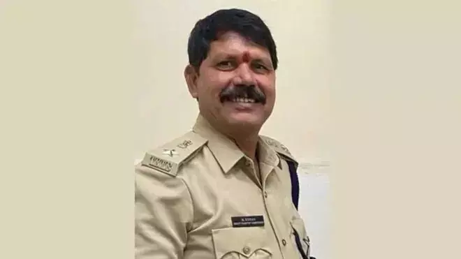 Telangana: ACB को महबूबनगर के ट्रांसपोर्ट अधिकारी के पास से प्रॉपर्टी पेपर्स वाले दो सूटकेस मिले Telangana: ACB को महबूबनगर के ट्रांसपोर्ट अधिकारी के पास से प्रॉपर्टी पेपर्स वाले दो सूटकेस मिले