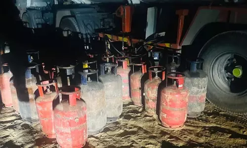 गैस सिलेंडर के अवैध रिफिलिंग का पर्दाफाश, गैस एजेंसी भी रडार में गैस सिलेंडर के अवैध रिफिलिंग का पर्दाफाश, गैस एजेंसी भी रडार में