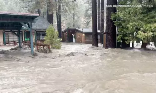 दक्षिणी कैलिफ़ोर्निया में भारी बारिश से बाढ़ और कीचड़ का बहाव हुआ।