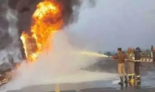 Etawah: हाईवे पर चलता कंटेनर बना आग का गोला, 40 लाख का फर्नीचर  राख