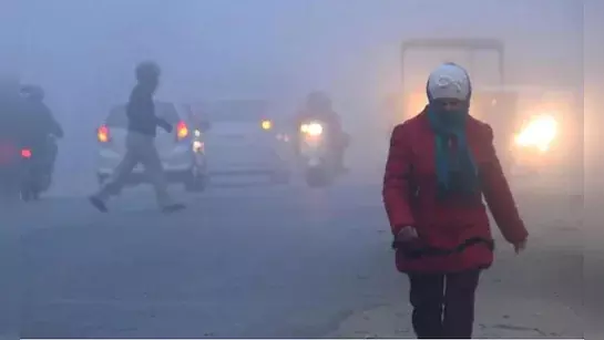 New Delhi: शीतलहर के कारण कई जगह ट्रैफिक धीमा