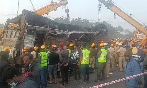 Chitradurga accident : कैसे उस मनहूस प्राइवेट बस के ठीक पीछे बैठे 60 स्कूली बच्चे बाल-बाल बच गए Chitradurga accident : कैसे उस मनहूस प्राइवेट बस के ठीक पीछे बैठे 60 स्कूली बच्चे बाल-बाल बच गए