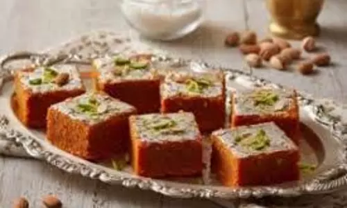 Gajar Barfi Recipe: सर्दियों में बनाएं मुलायम और स्वादिष्ट गाजर की बर्फी Gajar Barfi Recipe: सर्दियों में बनाएं मुलायम और स्वादिष्ट गाजर की बर्फी